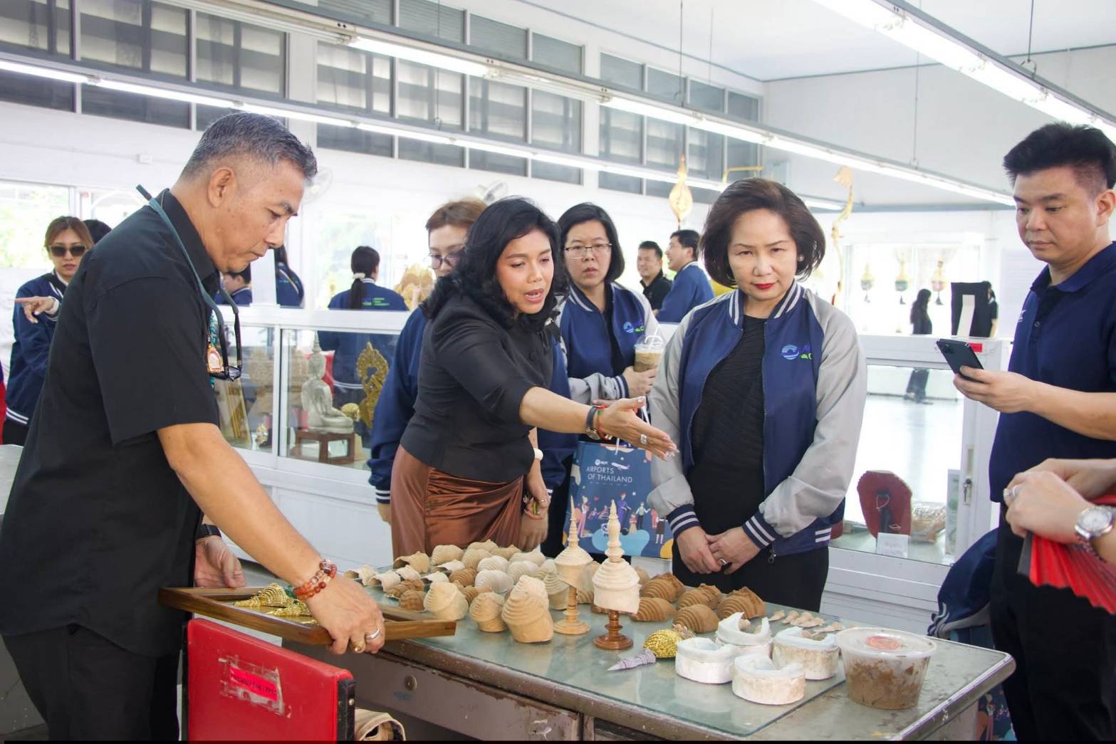 title - ผอ.ศพส. ให้การต้อนรับ ผอก.สกอญ. พร้อมด้วย คณะผู้เข้าร่วมสัมมนาเชิงปฏิบัติการฯ เข้าเยี่ยมชมแผนกฝึกอบรม และพื้นที่ภายในศูนย์ส่งเสริมและพัฒนาอาชีพเสริมนอกภาคการเกษตร